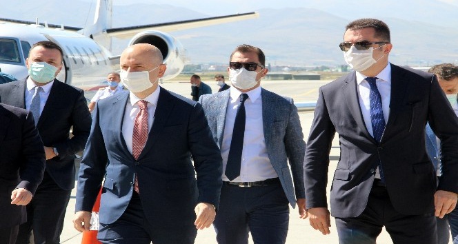 Bakan Karaismailoğlu, Erzurum Havalimanı'nın pist açılış törenine katıldı