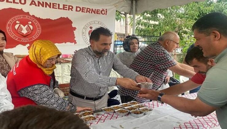 Başkan Mahmut Uçar aşure dağıttı