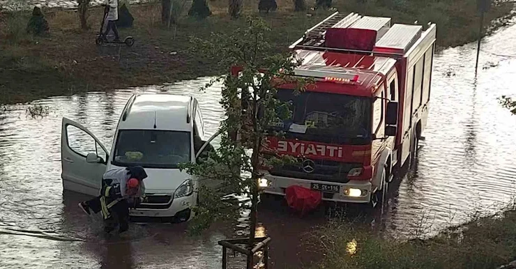 Erzurum’da sağanak hayatı durma noktasına getirdi