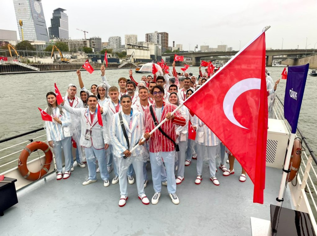 Herkes pijamaya benzetti! Vakko'nun olimpiyata giden sporcularımız için tasarladığı kıyafete tepkiler çığ gibi