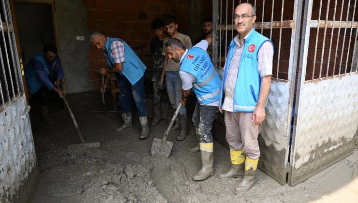 Erzurum’da din görevlileri selzedelere yardım ediyor