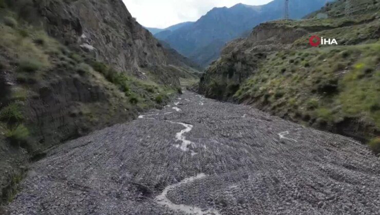 Erzurum’da heyelan otomobili dereye sürüklemişti: 10 aylık bebeği arama çalışmaları devam ediyor