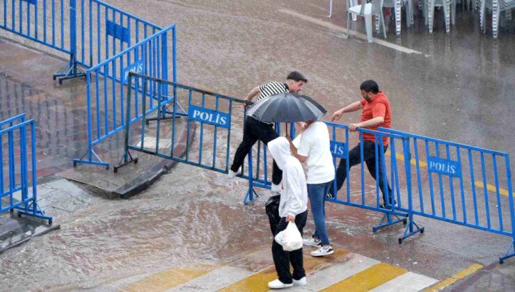 Erzurum’da Sağanak Yağış Hayatı Olumsuz Etkiledi