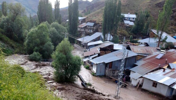 Erzurum’un Oltu ilçesinde sağanak yağış derelerin taşmasına neden oldu