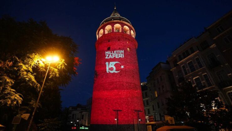 İstanbul’daki tarihi mekanlar, hain darbe girişiminin yıl dönümünde Türk bayrağının renklerine büründü