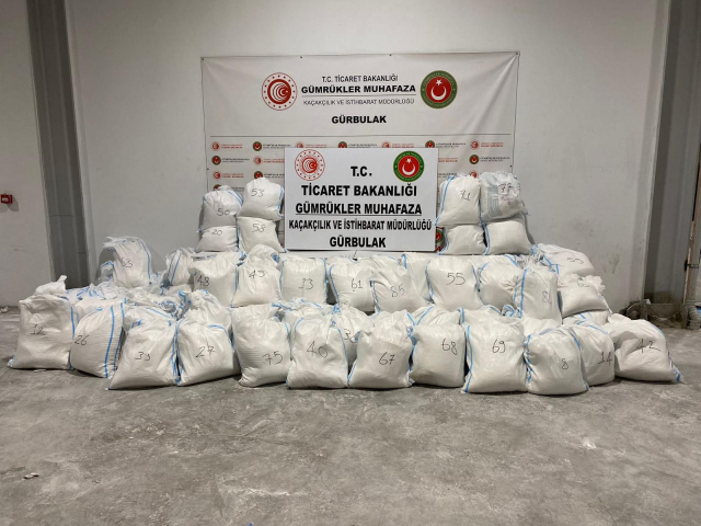 İran'dan Türkiye'ye giriş yapan tırda 2.2 ton metamfetamin ele geçirildi