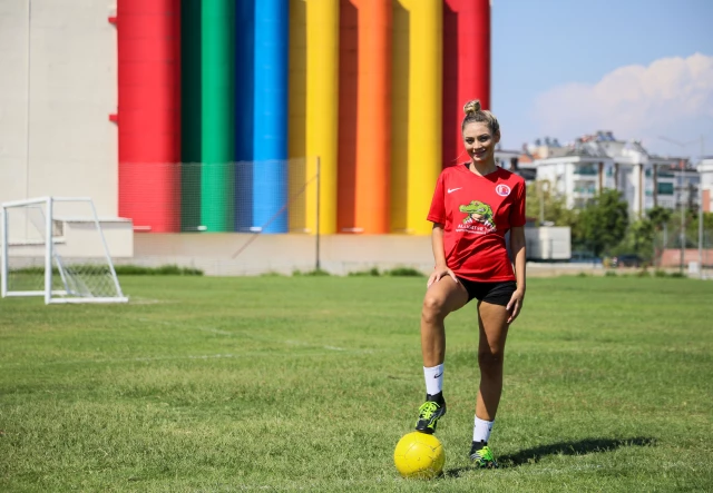 Güzellik kraliçesi futbol tutkusundan vazgeçmedi