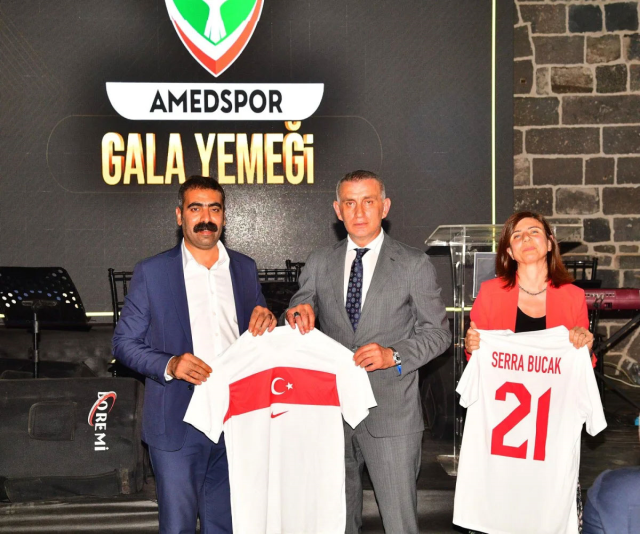 TFF Başkanı Hacıosmanoğlu, Amedspor'un yemeğinde! DEM'li başkanlara hediyesi geceye damga vurdu