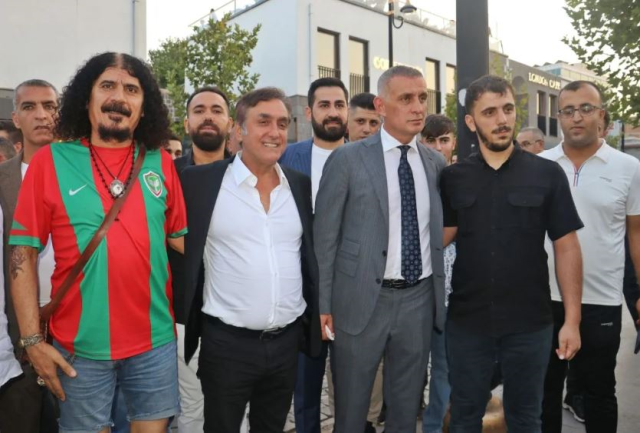 TFF Başkanı Hacıosmanoğlu, Amedspor'un yemeğinde! DEM'li başkanlara hediyesi geceye damga vurdu