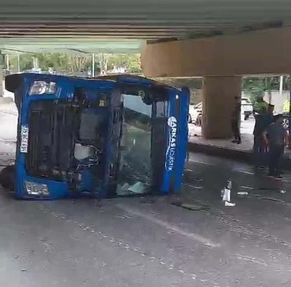 Bakırköy'de TIR, İETT otobüsünün üzerine devrildi: Yaralılar var 2