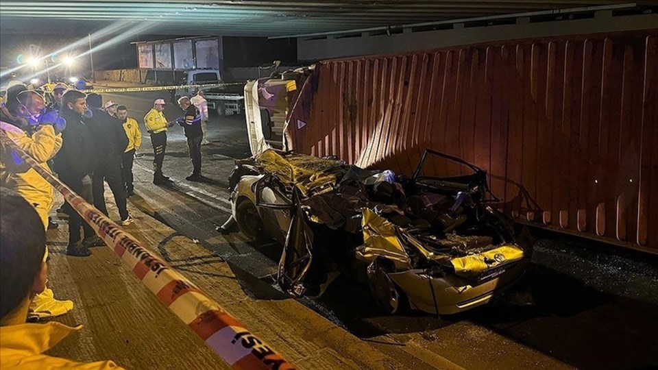 Bakırköy'de TIR, İETT otobüsünün üzerine devrildi: Yaralılar var 3