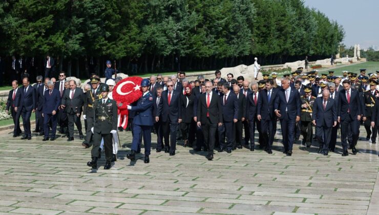 Devlet erkanından Anıtkabir ziyareti (Büyük zaferin 102. yılı)