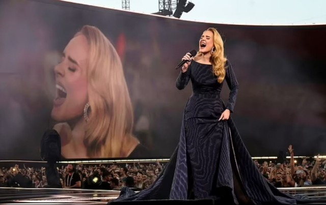 Adele, Münih'teki konserinde erkek arkadaşı Rich Paul ile nişanlandığını doğruladı