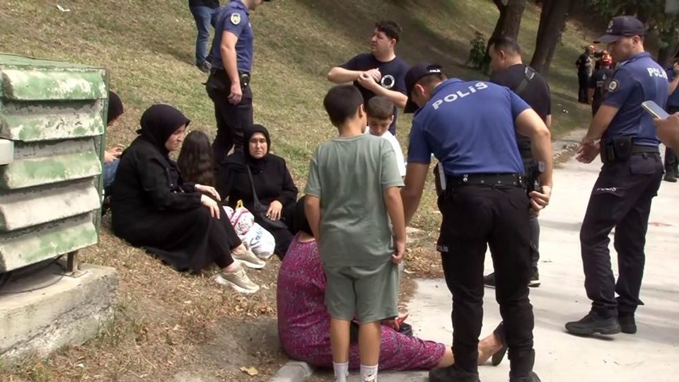 Bakırköy'de TIR, İETT otobüsünün üzerine devrildi: Yaralılar var 1