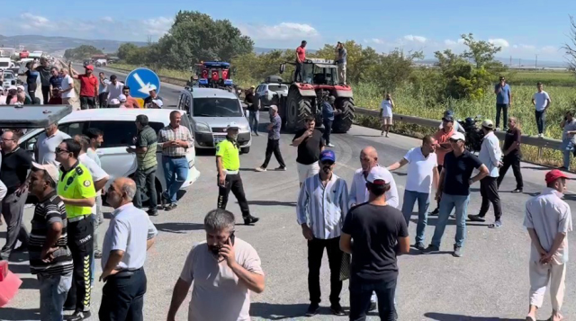 Çiftçiler traktörleriyle Bursa-İzmir yolunu trafiğe kapattı! Jandarma müdahale edince ortalık karıştı