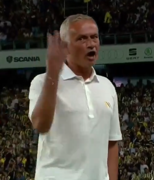 Hakemlerle burun buruna geldi! Mourinho, Süper Lig'deki ilk maçında sinirden çılgına döndü