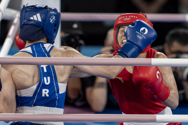 Milli boksör Buse Naz Çakıroğlu Paris 2024'te gümüş madalya kazandı