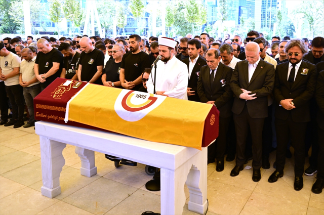 Şafak Sezer, Aydemir Akbaş'ın cenaze töreninde yaşananlara isyan etti: Dua edemedik, hiçbir yapamadık