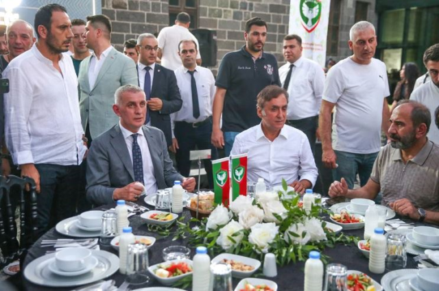 TFF Başkanı Hacıosmanoğlu, Amedspor'un yemeğinde! DEM'li başkanlara hediyesi geceye damga vurdu