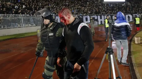 Partizan taraftarları, maç sonu soyunma odasını basıp teknik direktörü dövdü