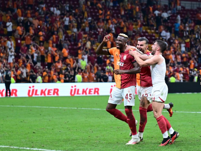 Maç biter bitmez soluğu tribünde aldı! Osimhen, galibiyeti taraftarların arasında kutladı