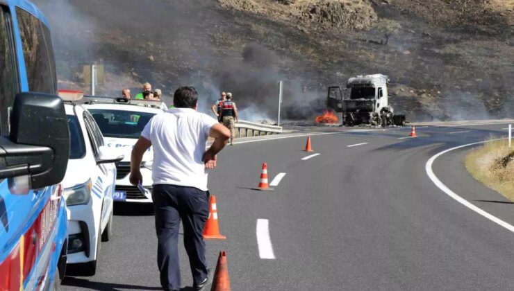 Erzincan’da Seyir Halindeki Tır Alevlere Teslim Oldu