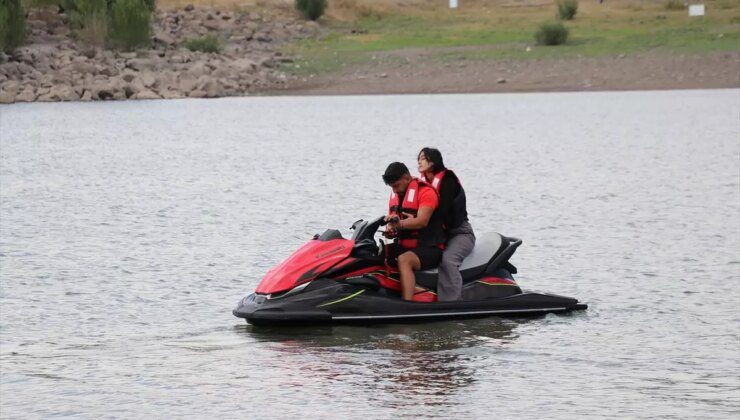 Erzurum’da Maceraseverler Jet Ski Yapıyor