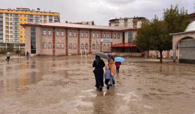 Erzurum’da Sağanak Yağış Hayatı Olumsuz Etkiledi