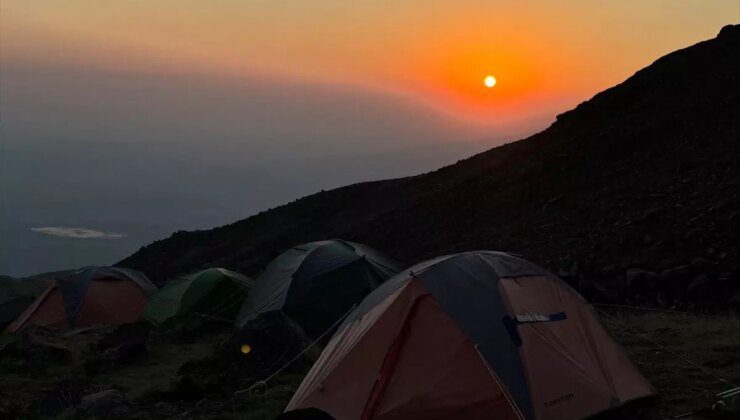 Zirvede Organ Bağışı Farkındalığı: Selçuk Taş Ağrı Dağı’nda İyilik Çağrısı Yaptı