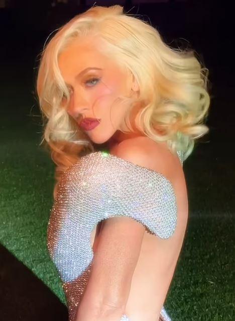 Pop yıldızı Christina Aguilera, Marilyn Monroe taklidi yaparken fena frikik verdi