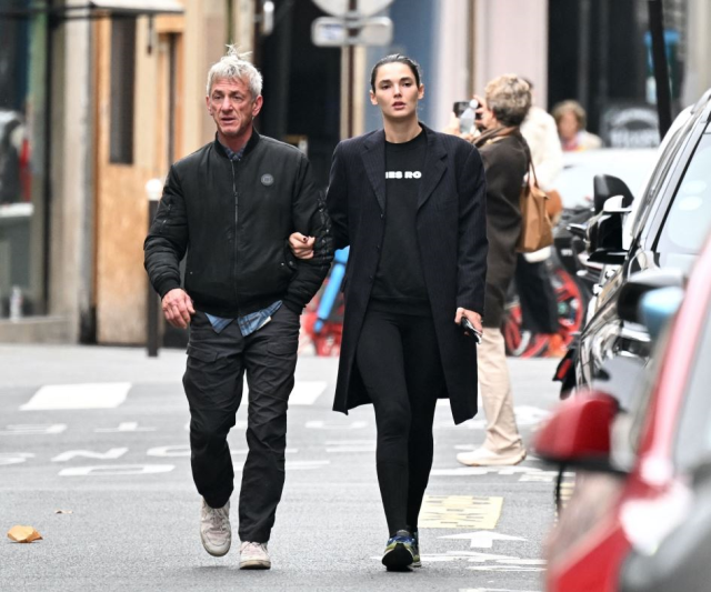 64 yaşındaki Oscar ödüllü oyuncu, Paris'te kendisinden 34 yaş küçük sevgilisi ile görüntülendi