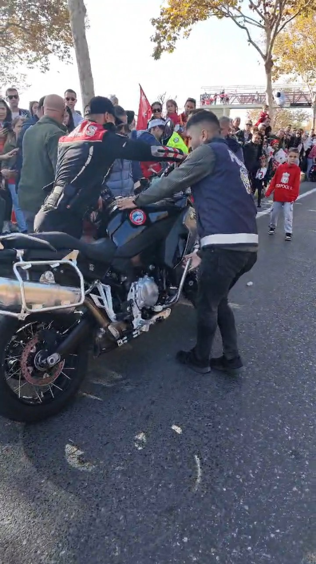 Meslektaşına çarpan motosikletli polis, duramayıp kalabalığa daldı