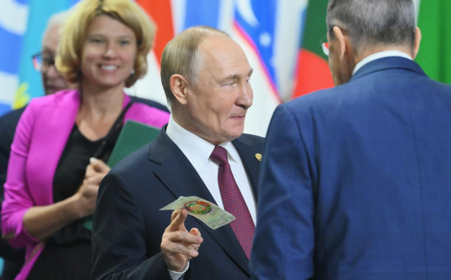 Putin'in elinde görüldü! BRICS toplantısına damga vuran banknot