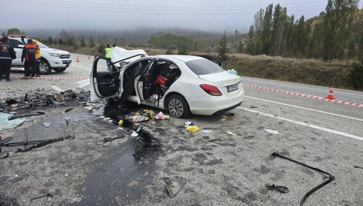 Erzincan’da trafik kazası: 5 kişi hayatını kaybetti