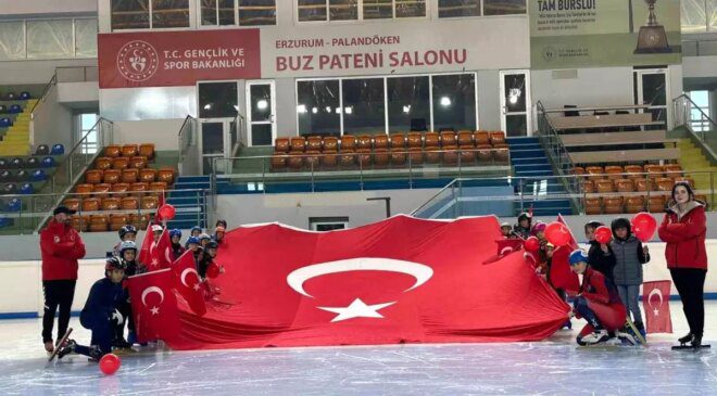 Erzurum’da Sürat Pateni Sporcuları Cumhuriyet Bayramı’nı Kutladı