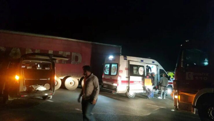 Erzurum’da Yolcu Minibüsü Tıra Çarptı: 4 Yaralı