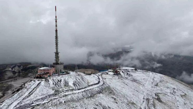 Palandöken Zirvesine Yağan Kar Görsel Şölen Sunuyor