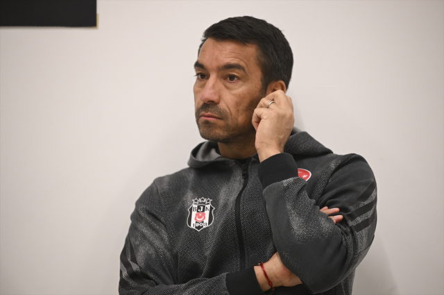 Beşiktaş'ta teknik direktör Giovanni van Bronckhorst ile yollar ayrıldı