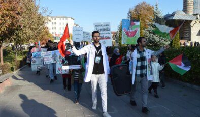 Erzurum’da hekimler ve sağlık çalışanları Gazze için "sessiz yürüyüş" yaptı