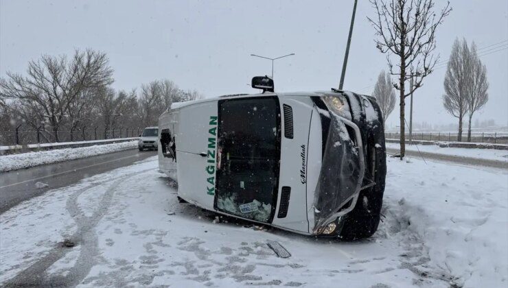 Erzurum’da Minibüs Aydınlatma Direğine Çarptı: 8 Yaralı