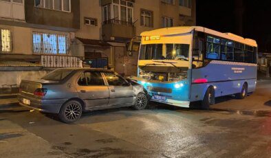 Erzurum’da Otobüse Çarpan Otomobil Sürücüsü Yaralandı