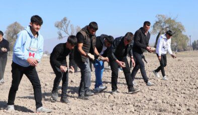 Erzurum’da Tarım Lisesi Öğrencileri İmece Usulü Güz Ekinini Tamamladı