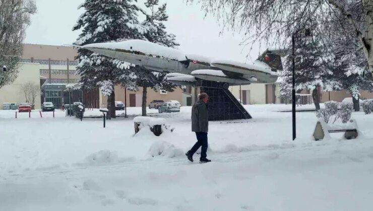 Erzurum’da Yoğun Kar Yağışı Hayatı Olumsuz Etkiliyor