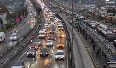 Öğrenciler ders başı yaptı, İstanbul trafiği kilitlendi