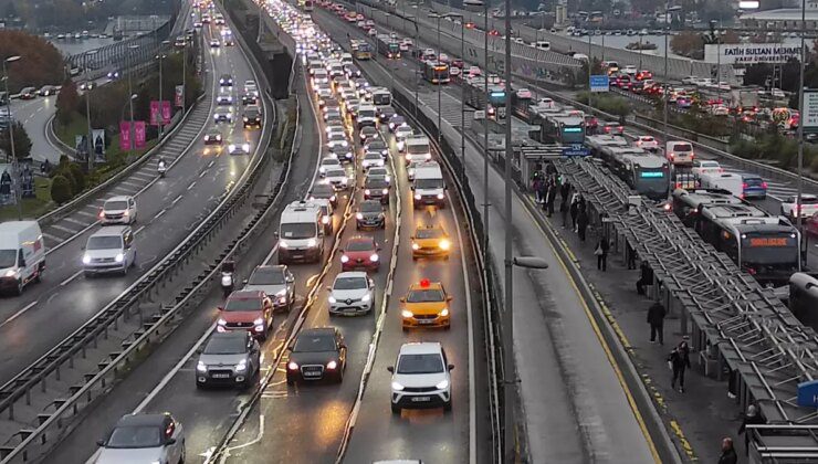 Öğrenciler ders başı yaptı, İstanbul trafiği kilitlendi