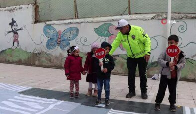 Oltu’da Öğrenciler Yapay Pistte Trafik Kurallarını Öğrendi