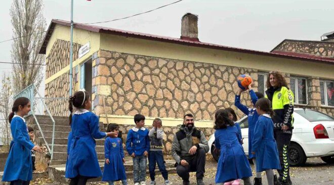 Polislerden Hınıs’taki Çocuklara Unutulmaz Ziyaret