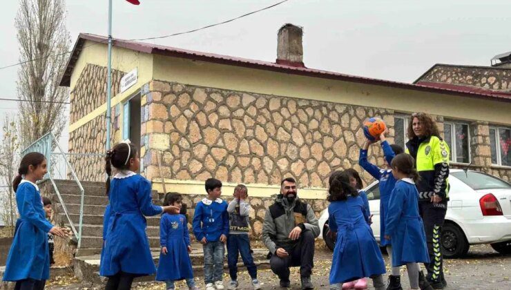 Polislerden Hınıs’taki Çocuklara Unutulmaz Ziyaret