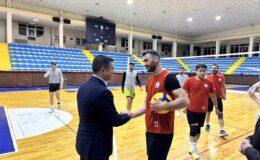 Spor Hizmetleri Müdürü Erdoğan Dönmez’den Gençlik Spor Kulübü Voleybol Takımına Moral Ziyareti