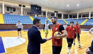 Spor Hizmetleri Müdürü Erdoğan Dönmez’den Gençlik Spor Kulübü Voleybol Takımına Moral Ziyareti